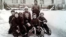 K zimním radovánkám a sáňkování se sešla parta dětí v Trstěnicích na Znojemsku