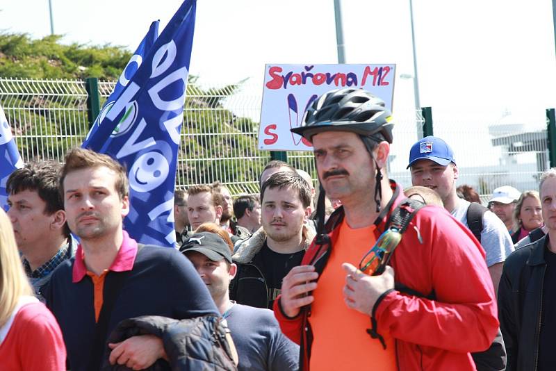 Škodováci protestovali před Pentagonem proti nabídce firmy. Mítinku se zúčastnily tisíce lidí.