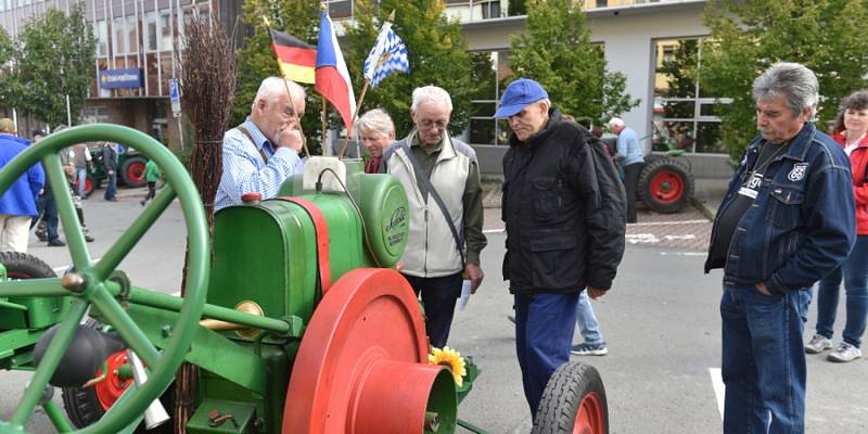 Součástí Svatováclavské jízdy se v Mladé Boleslavi stala i výstava traktorů Svoboda.