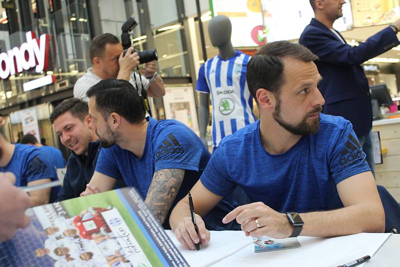 Autogramiáda prvoligových fotbalistů FK Mladá Boleslav přilákala do obchodního a zábavního Bondy centra ve středu odpoledne desítky zájemců.