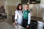 Jana s mistrovou Alenou Pechlátovou ve školní pekárně v Horkách