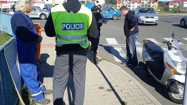 Policie vyšetřuje srážku motorky a auta v Mladé Boleslavi. 