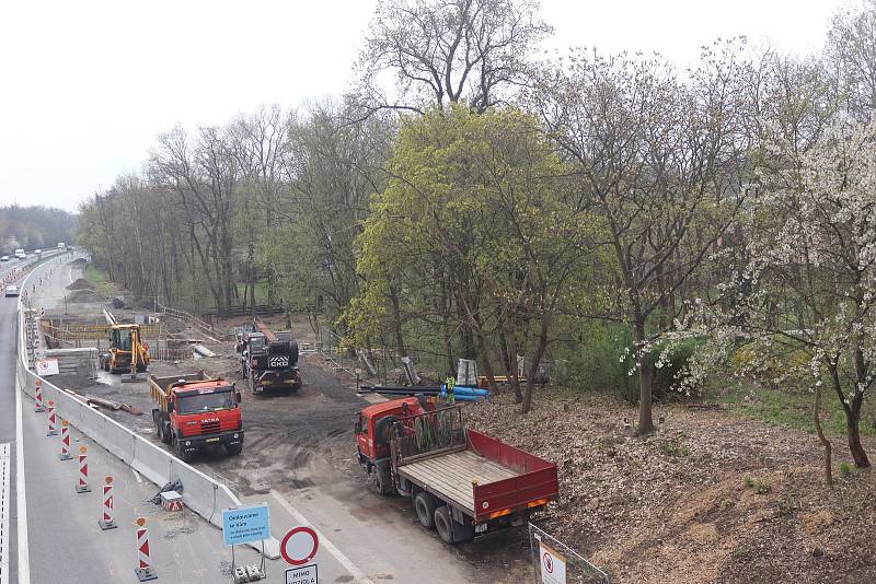 Oprava mostu a s tím spojené zúžení na dálnici D10 mezi Prahou a Mladou Boleslaví - na úrovni sjezdu ke Staré Boleslavi.