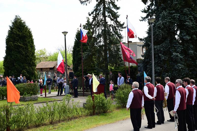 V Ledcích si připomněli oběti z konce druhé světové války a ani letos nechybělo ochotnické divadlo v přírodním amfiteátru