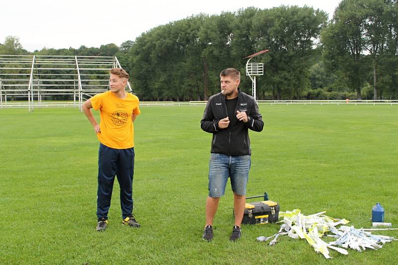 Závody chrtů na Krásné louce se odehrály 19. srpna.