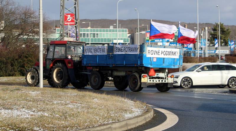 S traktory a přívěsy, které byly vyzdobeny hesly a českými vlajkami, vyrazila část zemědělců z několika míst v kolonách do Mladé Boleslavi.