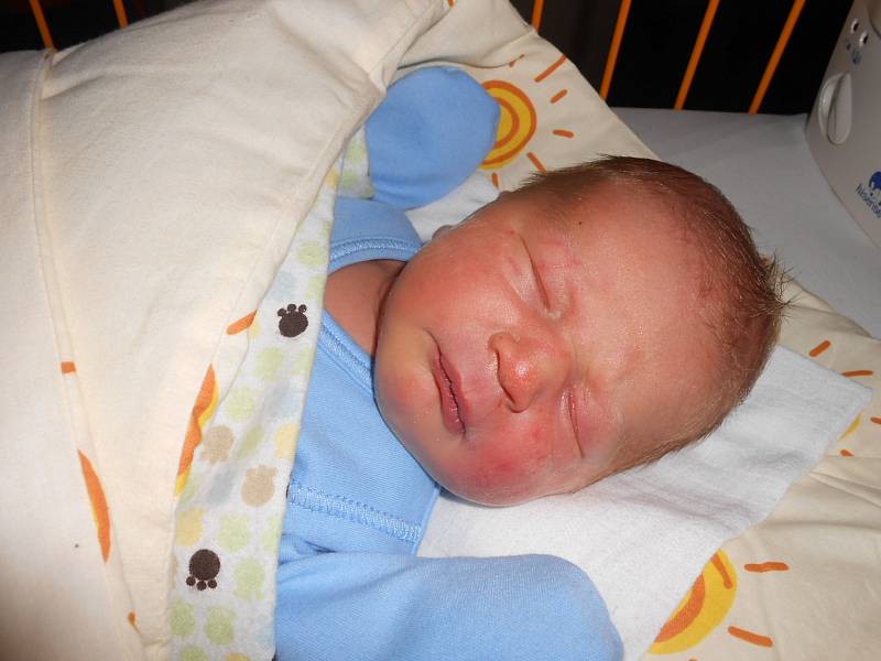 PATRIK Christov se narodil 1. ledna s mírami 3,36 kilogramů a 49 centimetrů. Domů do Kolomut si ho odveze maminka Jana a tatínek Lukáš.