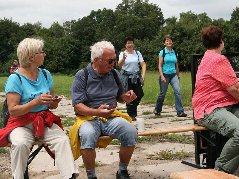 První letní výstup na Chlum s rádiem Jizera. Nejprve stoupání pak křupavá klobáska a lahodné pivo. 