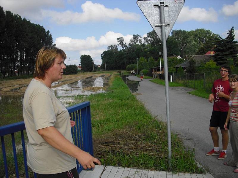 Velká voda ve Březně v sobotu stále stoupala.