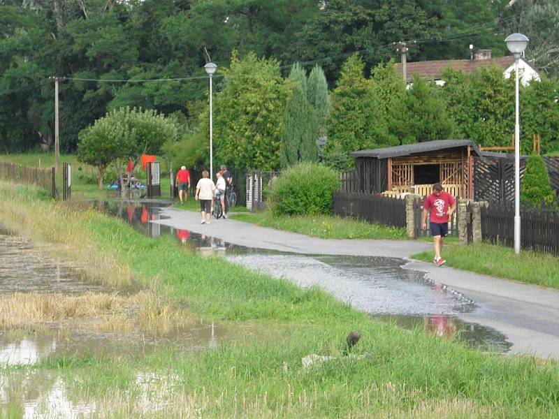 Velká voda ve Březně v sobotu stále stoupala.