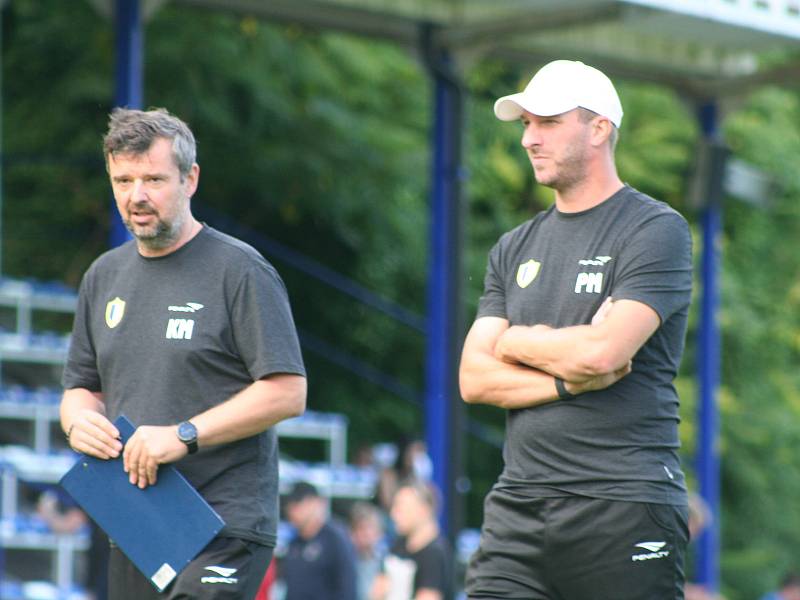 Fotbalisté Horek (v modrém) porazili v divizním derby sousedy z Benátek 1:0.