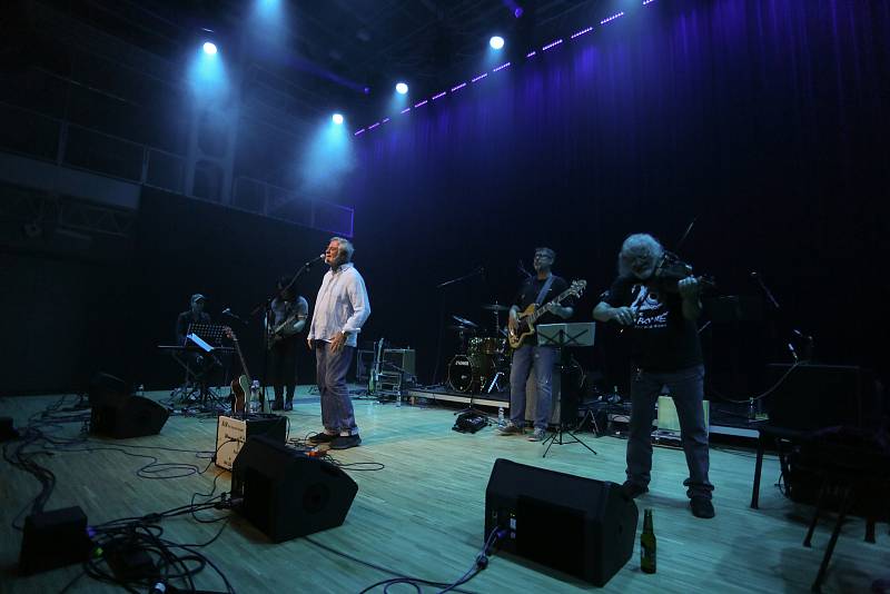 Z koncertu zpěváka Michala Prokopa a kapely Framus Five ve Škoda Muzeu v Mladé Boleslavi.