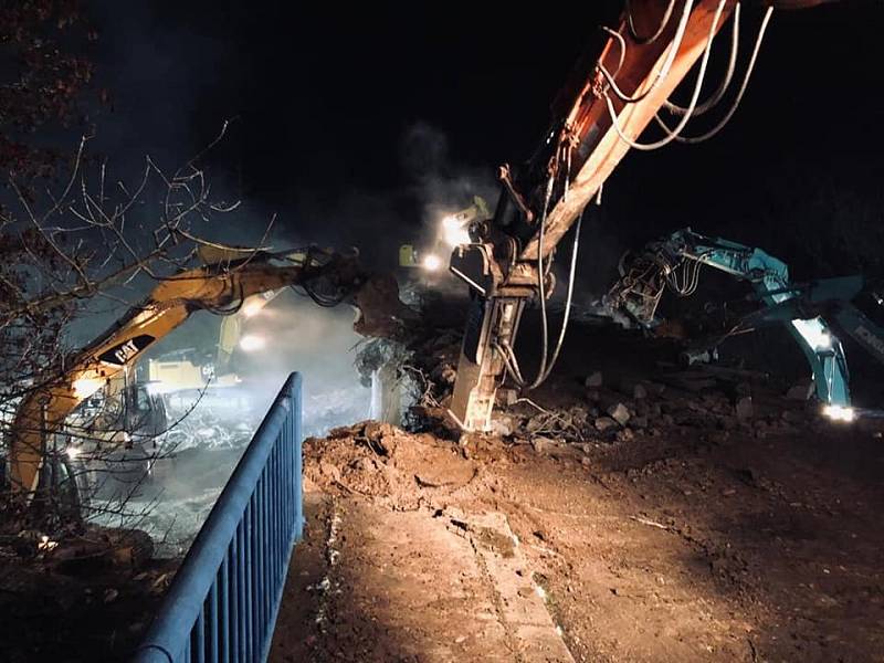 Noční demolice mostu přes dálnici D10 v Zápech.