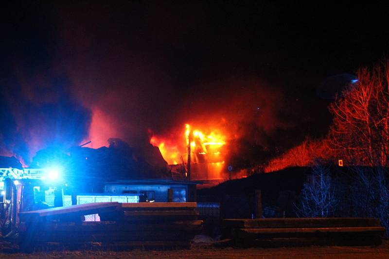 Naproti hlavnímu nádraží v Mladé Boleslavi hořely firemní haly.