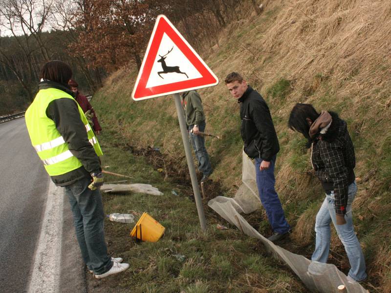 Stovky metrů dlouhé bariéry brání vstupu na silnici