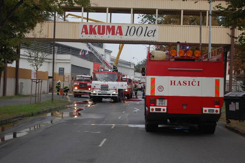 Před Akumou v Nádražní ulici stálo několik hasičských vozidel