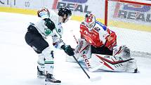 Hokejové utkáníčtvrtfinále  playoff Tipsport extraligy v ledním hokeji mezi HC Dynamo Pardubice (v červenobílém) a BK Mladá Boleslav (v bílozeleném) v pardudubické enterie areně.