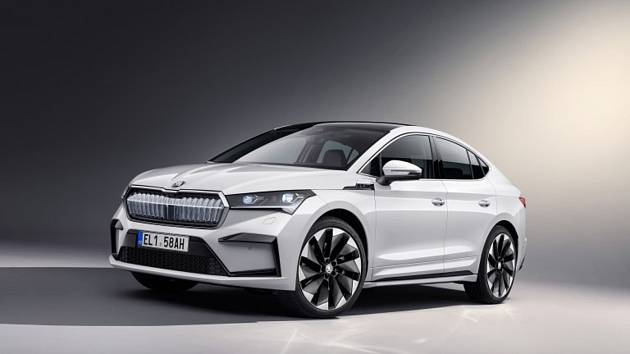 Plně elektrické SUV Škoda Enyaq Coupé iV (na snímku) se představilo v roce 2022 a vzbudilo u zákazníků velký zájem. Automobilka zrychluje svoji elektrickou ofenzivu: do roku 2026 představí tři zcela nové elektrické modely a další budou následovat.