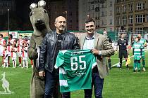 Bývalý Bohemák a dnes trenér Horek Tibor Mičinec převzal před vršovickým derby dres jako dárek k životnímu jubileu.