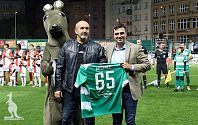 Bývalý Bohemák a dnes trenér Horek Tibor Mičinec převzal před vršovickým derby dres jako dárek k životnímu jubileu.