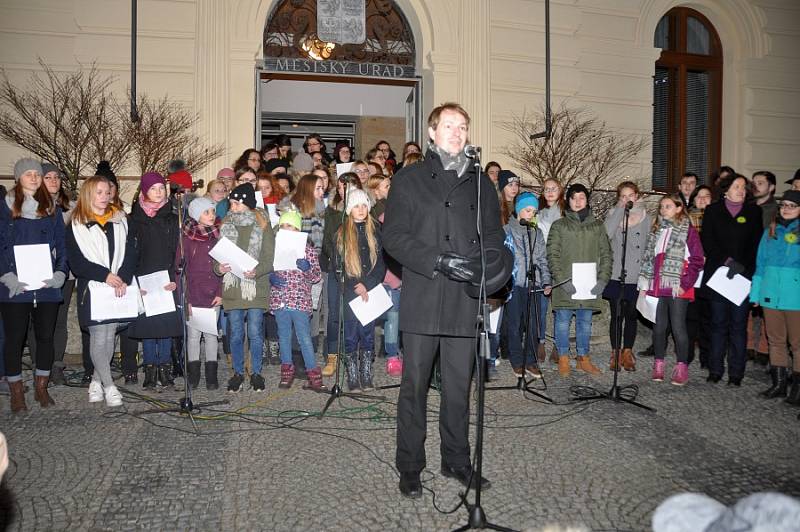 Štědrovečerní zpívání na Masarykově náměstí v Mnichově Hradišti.