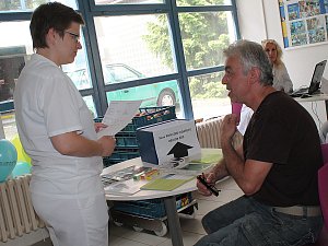 OLGA ŽERNOSEK, vedoucí lékařka Ambulance závislosti na tabáku radí jednomu z budoucích pacientů.