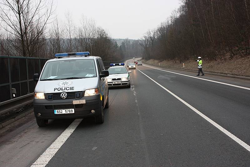 Hromadná dopravní nehoda na silnici I/38 mezi Debří a Hrdlořezy nedaleko Mladé Boleslavi.