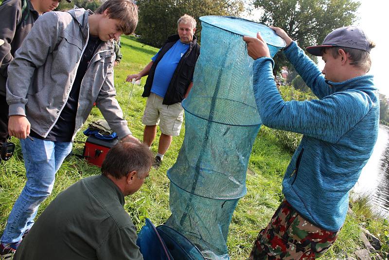 Tři desítky dětí proseděly velkou část soboty u Jizery, kde se konaly závody registrovaných i neregistrovaných rybářů.