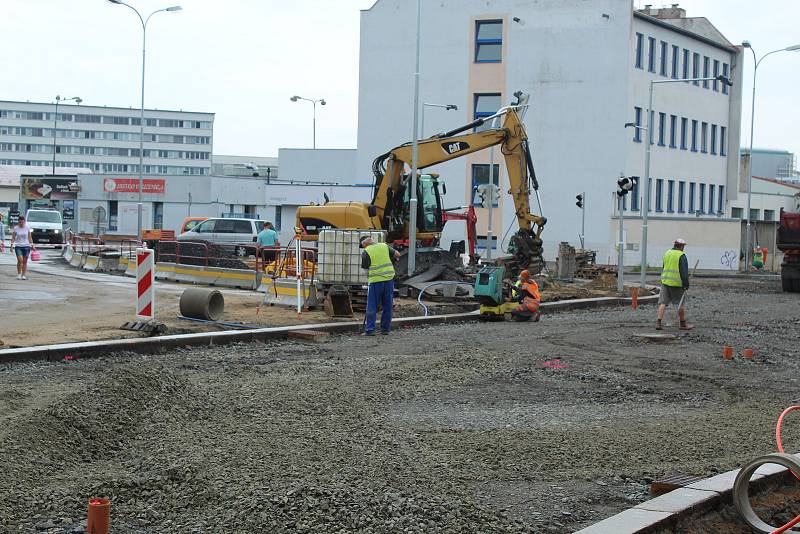 I přes nepříznivé počasí pokračuje úprava Dukelské ulice.