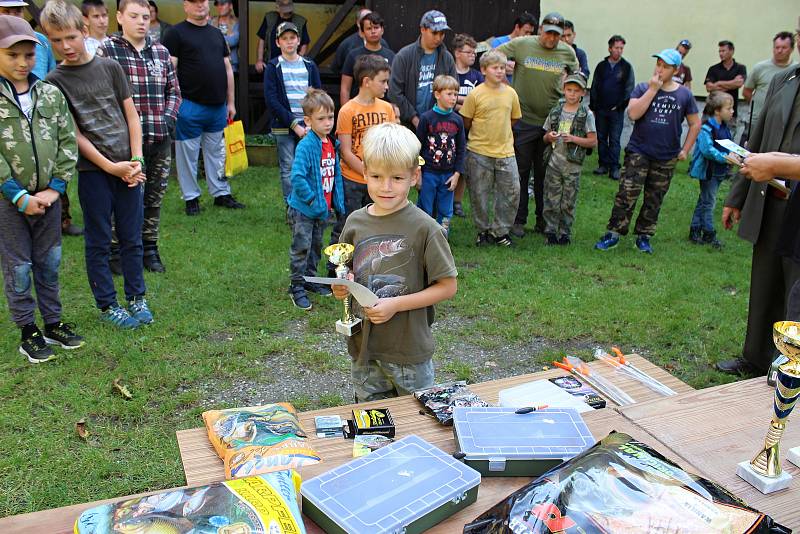 Tři desítky dětí proseděly velkou část soboty u Jizery, kde se konaly závody registrovaných i neregistrovaných rybářů.