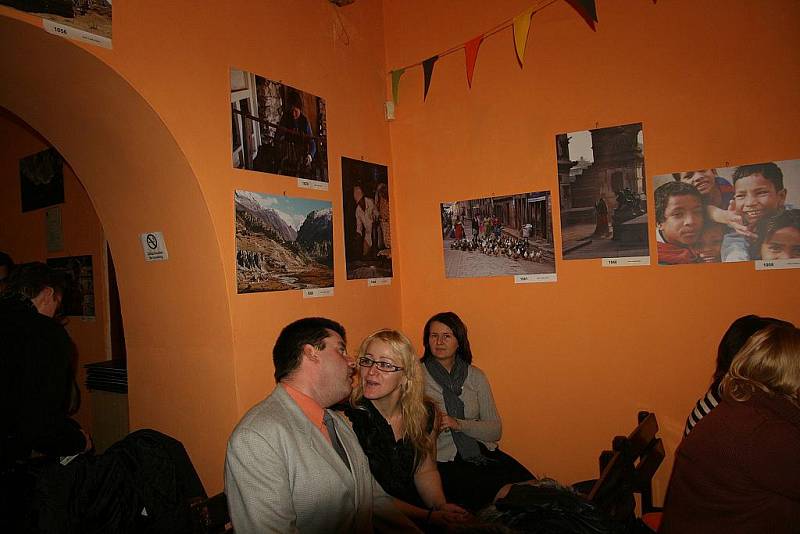 Vernisáž výstavy Barvy Nepálu v restauraci Om