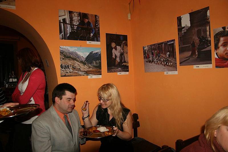 Vernisáž výstavy Barvy Nepálu v restauraci Om