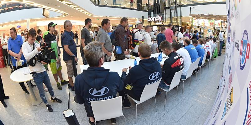 Autogramiáda k Bohemia Rally proběhla ve čtvrtek odpoledne v boleslavském obchodním centru Bondy.