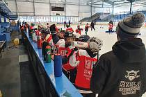 Kemp Školy hokejových talentů na zimním stadionu v Benátkách nad Jizerou v roce 2022.