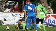 Fotbalisté Horek (v modrém) porazili v divizním derby sousedy z Benátek 1:0.