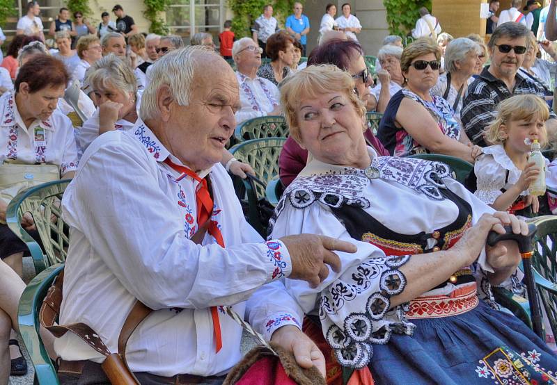 Průvod kosmonoských baráčníků kráčel za státní vlajkou a praporem města od staré pošty směrem na Horní Stakory, následně zamířil k zámku, na jehož nádvoří se odehrála baráčnická slavnost.