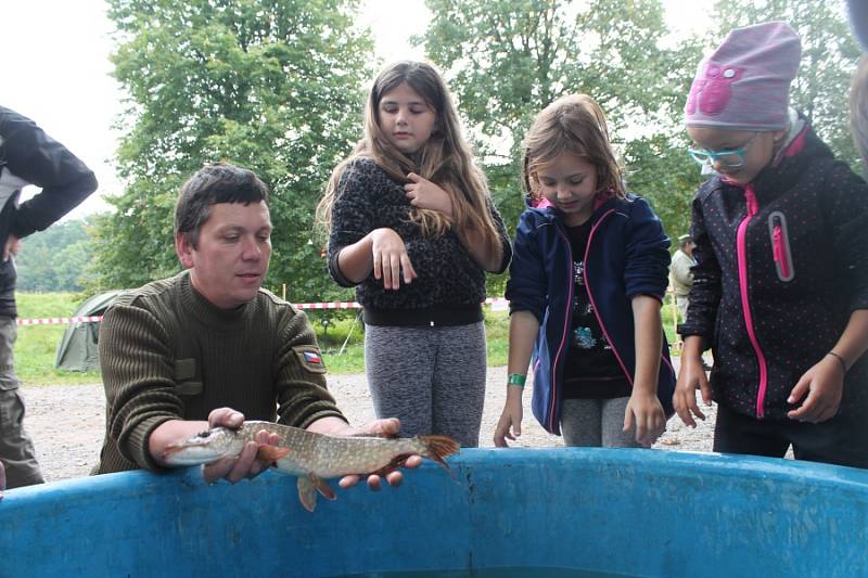 Místo do školních lavic vyrazily děti na ryby.