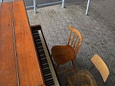 Piano na autobusovém nádraží v Boleslavi někdo zničil