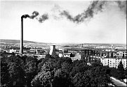 Panorama továrny s typickým znakem, vysokým komínem