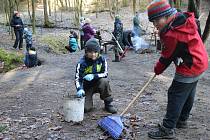 Uklidit nepořádek, odstranit napadané větve po vichřici, vyčistit studánku a shrabat napadané listí. To všechno čekalo o víkendu na skauty z Bělé pod Bezdězem, kteří už tradičně vyrazili odemknout Březinskou studánku.