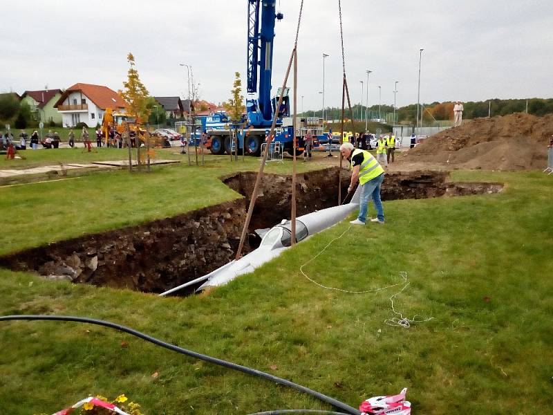 S hodně netradičním projektem přišel britský umělec Roger Hiorns. Rozhodl se v Dolních Břežanech u Prahy pohřbít legendární stíhačku MiG 21. 