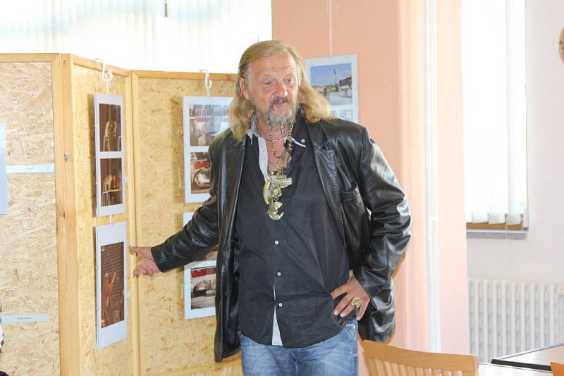 Puma Gábi zahájila výstavu fotografií v boleslavské knihovně