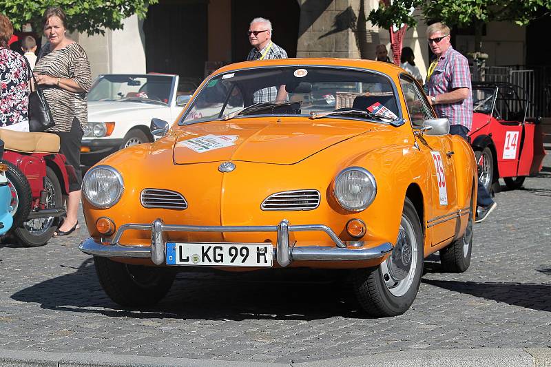 Čtyřiapadesát posádek stanulo ve čtvrtek po 17. hodině na Staroměstském náměstí v Mladé Boleslavi na startovní čáře dalšího ročníku Oldtimer Bohemia Rally.