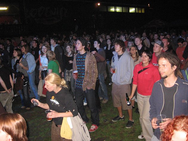 Na koncertech bývá často i několik set návštěvníků, kteří dělají hluk. Ten společně s hlasitou hudbou až do ranních hodin místním vadí.