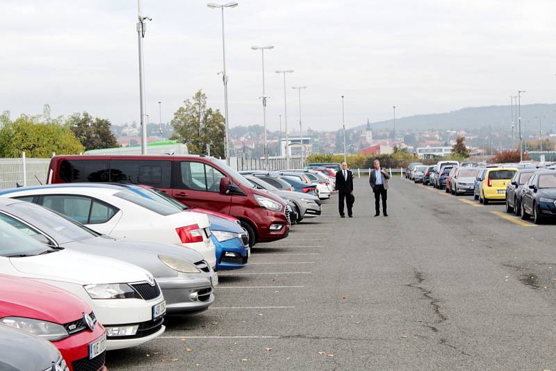 Před areálem automobilky Škoda v Mladé Boleslavi.