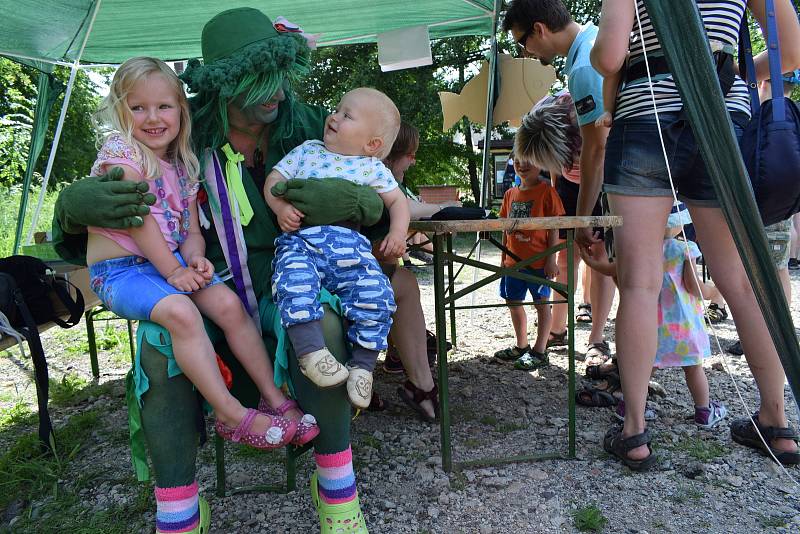 V Dolním Bousově byla slavnostně otevřena v pořadí již druhá naučná stezka. Její název je Krajinou Červenského rybníka.