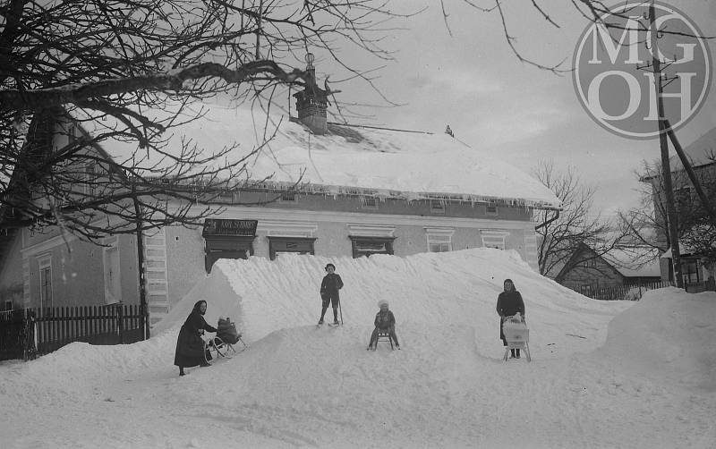 Závěj před pekařstvím pana Schmidta (později Kroupovi), Deštné v Orlických horách, 1941