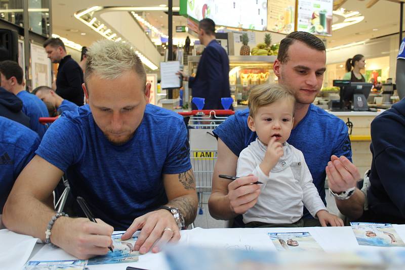 Autogramiáda prvoligových fotbalistů FK Mladá Boleslav přilákala do obchodního a zábavního Bondy centra ve středu odpoledne desítky zájemců.