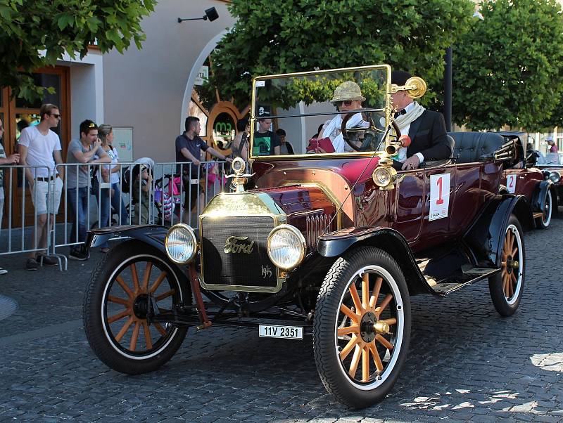 Čtyřiapadesát posádek stanulo ve čtvrtek po 17. hodině na Staroměstském náměstí v Mladé Boleslavi na startovní čáře dalšího ročníku Oldtimer Bohemia Rally.