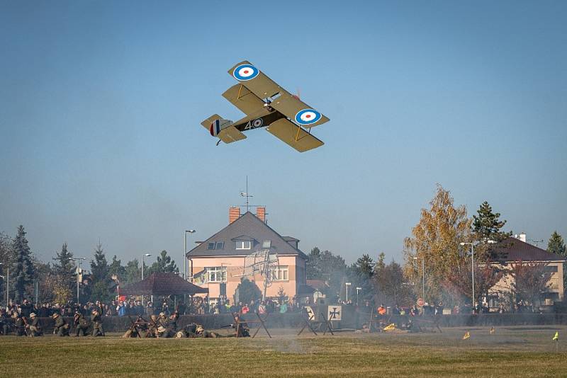 Vzpomínkové akci u Leteckého muzea Metoděje Vlacha přálo počasí.